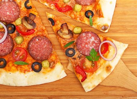 Кусок пиццы с различными отбензиниваниями Стоковое Изображение ...