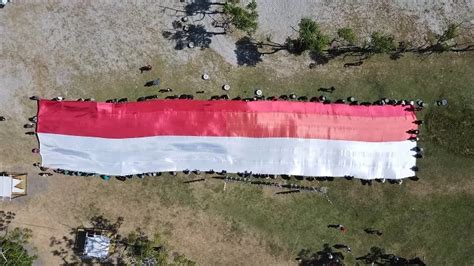 Membara Kolaborasi Pemuda Pinrang Bentangkan Bendera Pada Hut Ri Ke