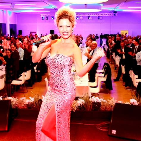 Sara Bennett - Sängerin und Entertainerin - Sara Bennett Entertainment ...