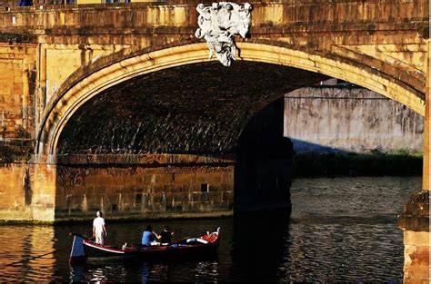 Florence Boat Tour On Florentine Gondola From Florence Voyage Escape
