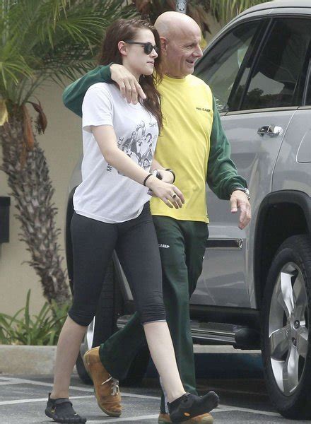 Scorching Hot Female Celebrities Kristen Stewart In Spandex Paparazzi Pics Coming Out Of A Gym
