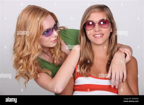 Zwei Junge Blonde Frauen Stockfotografie Alamy