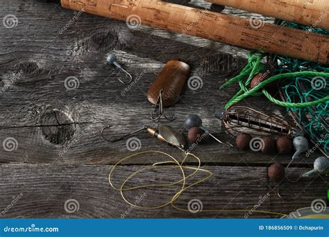 Barras De Pesca Cebos De Carrete Lures Alimentadores Y Jaulas Imagen De