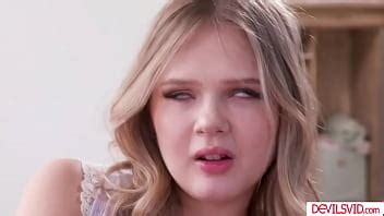 se corre mientras tiene un trío interracial con sus mejores amigas XVIDEOS