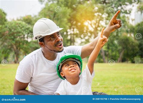 Père Et Fils Gay Afro américaine Dans Le Casque Antichoc Ayant Un Pique nique Dans Les Concepts