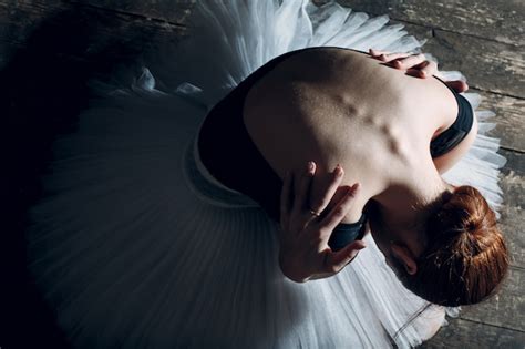 Балерина женская. молодая красивая женщина балерина, одетая в ...