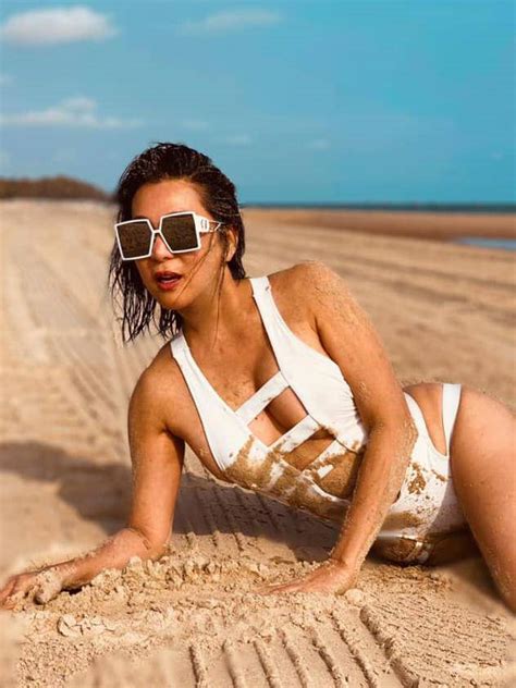 MC Kỳ Duyên khoe body đẹp siêu thực khi diện bikini đục lỗ