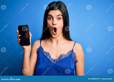 Jovem Linda Mulher Morena Vestindo Lingerie Azul Segurando Smartphone Mostrando Tela Assustada