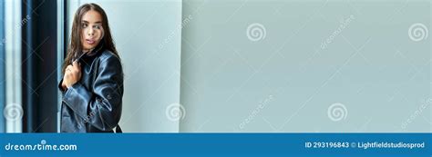 Sexy Frau Mit Brunette langem Haar Stockbild Bild von mode schön 293196843