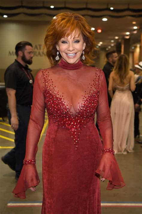 See Reba Mcentire S Stunning Figure In A Tight Black Dress As She