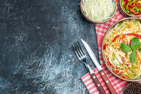 Vista Superior De Uma Saborosa Salada De Vegetais Em Superf Cie Escura