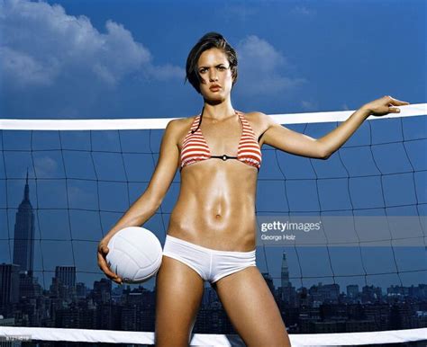 Sexy Hot Logan Tom Bikini Pics