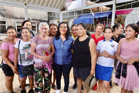 Visita Abelina López Rodríguez a comerciantes afectados por incendio