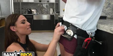 BANGBROS Horny Aidra Fox Seduces The Plumber Wants Him To Clean Her Pipe Peter Green