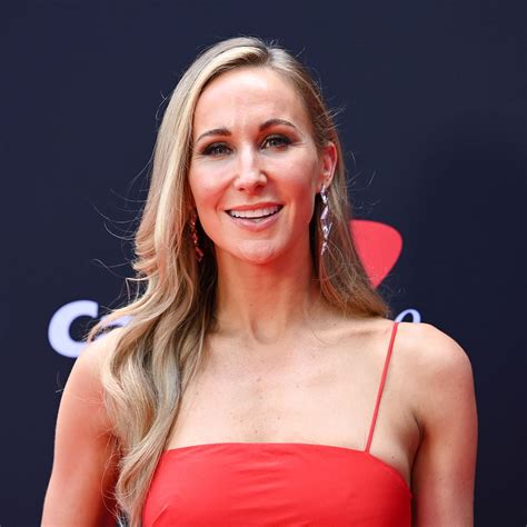 Nikki Glaser Will Host The 2025 Golden Globes All About The Comedian