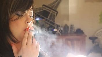 Reino Unido Domme Tina Snua Fumando Un Cigarrillo De Corcho Con Nariz Exhala XVIDEOS