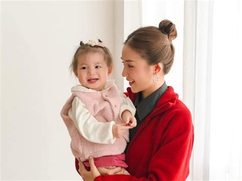 Bí quyết của hot mom Salim chăm da bé Pam khỏe xinh