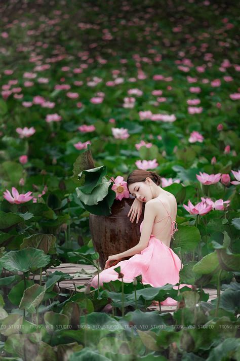 Hóa tiên nữ ao sen hot girl tên lạ khoe lưng trần trắng nõn Báo Tri thức và Cuộc sống TIN