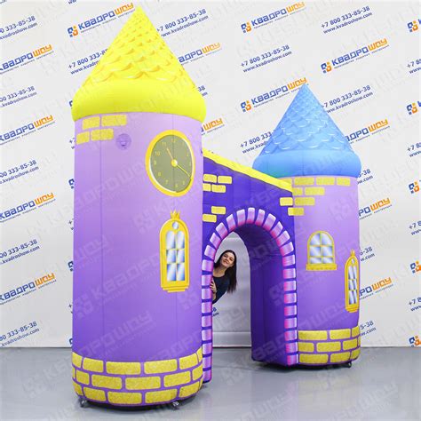 Огромный замок в виде декорации для выступлений