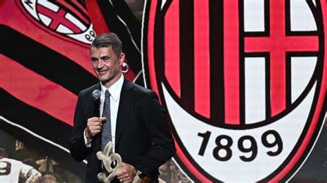 Ufficiale Laddio Di Maldini Al Milan E I Tifosi Protestano