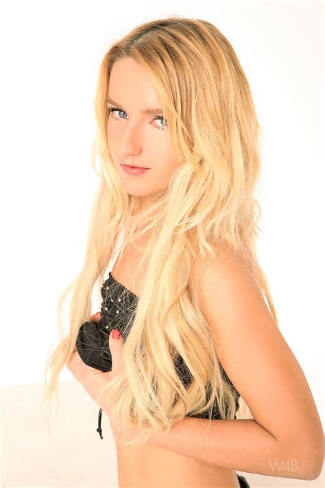 Blue Eyed Blonde With A Trimmed Pussy Posing Naked In A Studio IamXXX