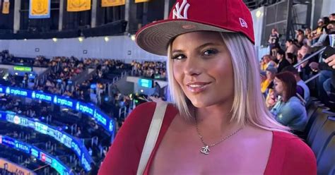 Boxing Ring Girl Who Was Offered K To Pose Nude Shows Plunging