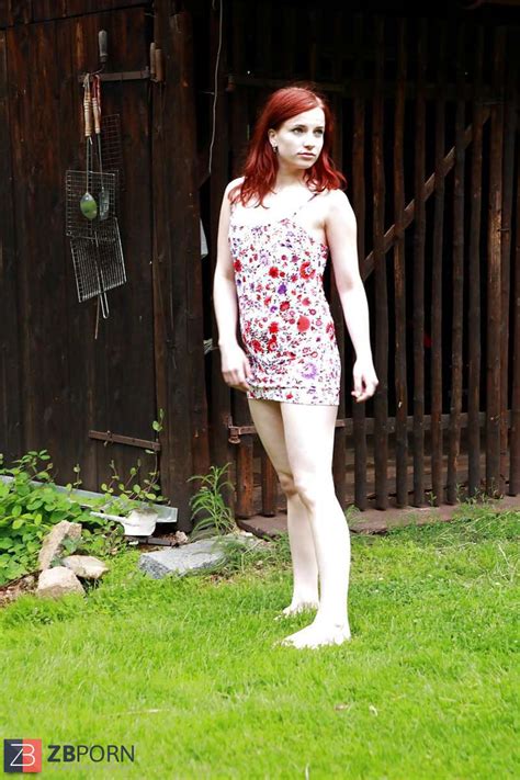 Barefoot Stunner Outdoor ZB Porn