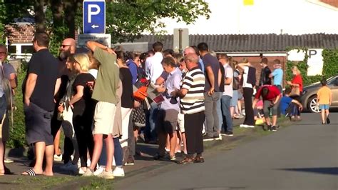 Lange Schlange vor Corona Testzentrum in Gütersloh