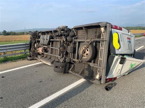 Un furgone si ribalta tra Ivrea e Santhià forti rallentamenti e