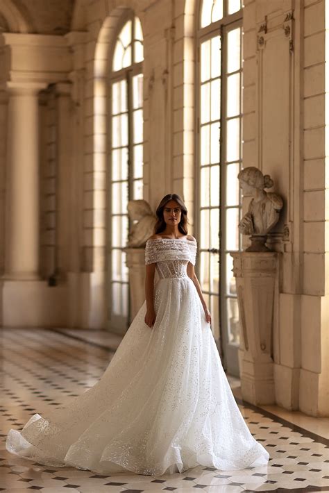Paris – Wedding Dress: 149 Amadea