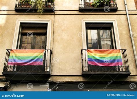 Fachada Con Bandera Del Orgullo Gay En Madrid Foto De Archivo Imagen De Ciudad Districto