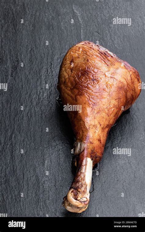 Pata de pavo asada sobre fondo de piedra negra Fotografía de stock Alamy