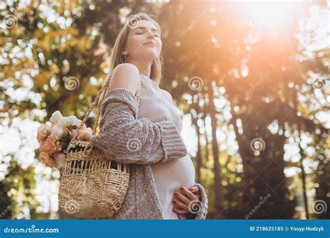Schöne Zärtliche Blonde Regnerische Frau Im Park Stehend Freie