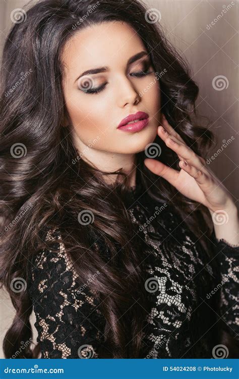 Retrato De Una Mujer Morena Joven Hermosa Con Foto De Archivo Imagen De Brunette Encanto