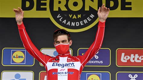 Tour des Flandres et à la fin c est Deceuninck Quick Step qui gagne