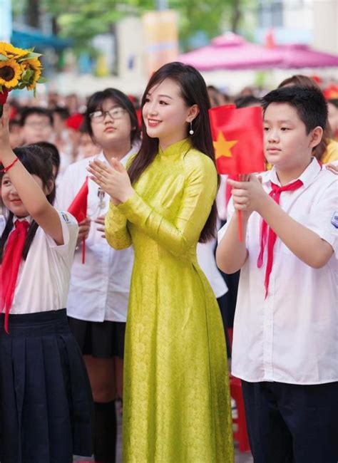 Nhan sắc cô giáo hot nhất trong Lễ khai giảng vừa qua dân tình u mê vì quá xinh