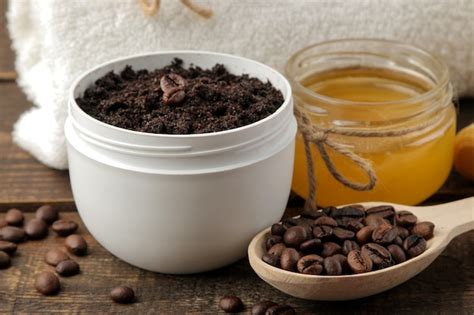 Exfoliante De Café Casero En Un Frasco Blanco Para El Rostro Y El