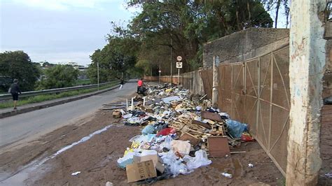 Lixo Acumulado Em Calçada Incomoda População Na Região Leste De Bh