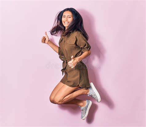 Joven Y Hermosa Mujer Latina Con Ropa Informal Sonriendo Feliz Foto De Archivo Imagen De