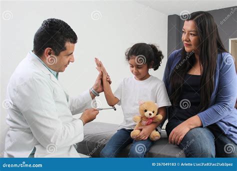 La M Re Latina S Occupe De Sa Petite Fille Fris E Et L Accompagne Au Bureau Des M Decins