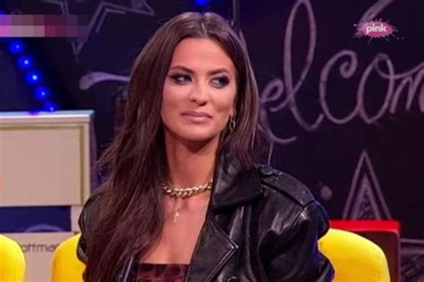 RAVNE JOJ NEMA MILICA PAVLOVIĆ CRNOGORCIMA PODIGLA TEMPERATURU Minijaturni BIKINI koji ocrtava