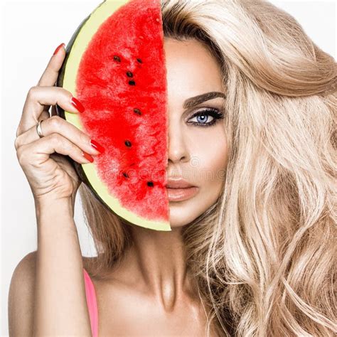 La Jeune Femme Sexy Dans Le Bikini Coloré Occupe La Tranche D une