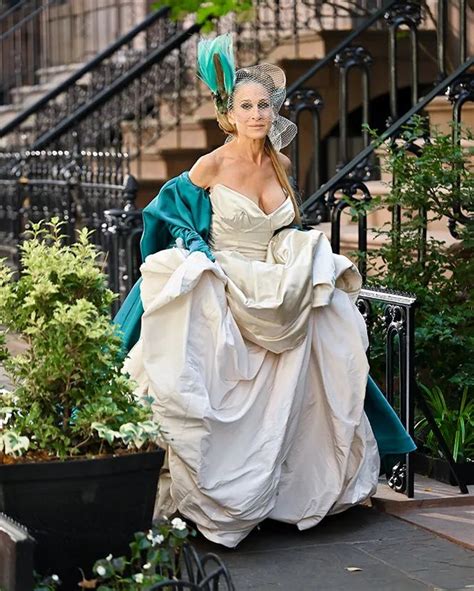 Vezi Cum Arata Acum Carrie Bradshaw In Emblematica Rochie De Mireasa Din Sex And The City Foto
