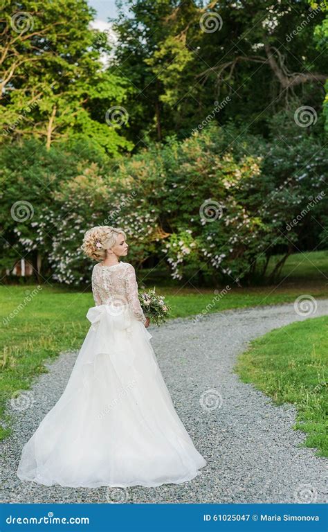 Belle Jeune Mari E Blonde Dans Le Mariage De Whith De Parc Image Stock Image Du Herbe Robe