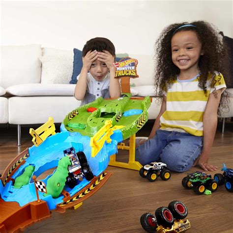 Игровой набор Хот Вилс Разрушительная гоночная трасса Hot Wheels Monster Trucks Toys Wreckin