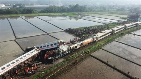 Seluruh Keluarga Pegawai Korban Tabrakan KA Turangga Dan Commuterline