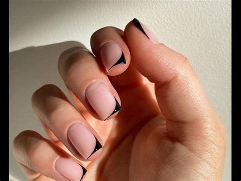 Diseños de uñas nude para mujeres románticas y elegantes Diseños de