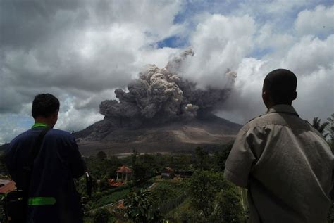 Photos Indonésie Les Images Impressionnantes Du Volcan Sinabung En éruption Tf1 Info