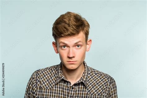 Foto De Whimsical Look Impressed Man With Raised Eyebrows Portrait Of