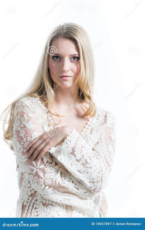 Belle Fille Blonde Russe Sur Un Fond Blanc Dans Un Chemisier Translucide Blanc Image Stock